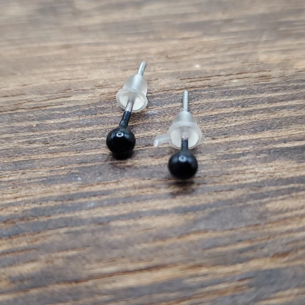 E466 tiny black goth stud earrings‎